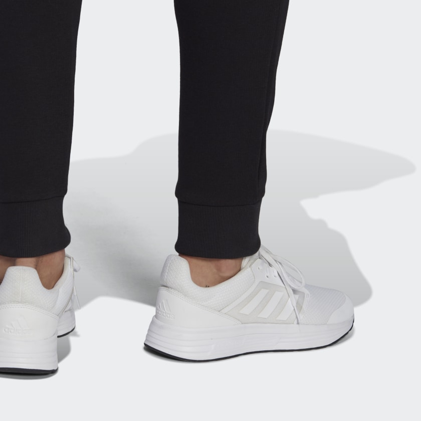 ФЛИСОВЫЕ МУЖСКИЕ БРЮКИ СТАНДАРТНОГО КРОЯ ESSENTIALS С ЗАУЖЕННЫМИ МАНЖЕТАМИ — изображение 7